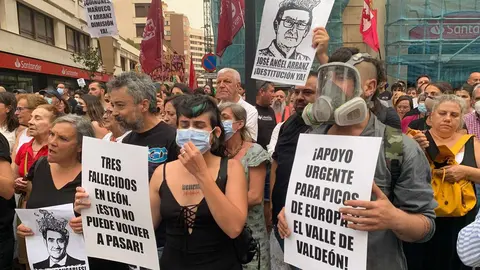 Más de un millar de personas exigen en el centro de León el 'Nivel 3' y las dimisiones de Mañueco y Suárez-Quiñones