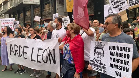 Más de un millar de personas exigen en el centro de León el 'Nivel 3' y las dimisiones de Mañueco y Suárez-Quiñones