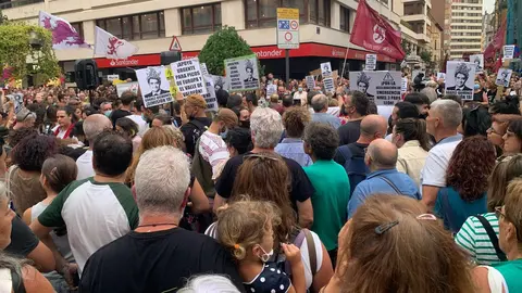 Más de un millar de personas exigen en el centro de León el 'Nivel 3' y las dimisiones de Mañueco y Suárez-Quiñones