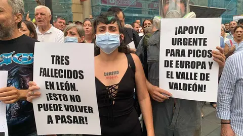 Más de un millar de personas exigen en el centro de León el 'Nivel 3' y las dimisiones de Mañueco y Suárez-Quiñones