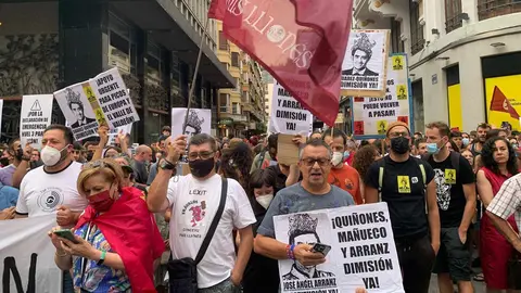 Más de un millar de personas exigen en el centro de León el 'Nivel 3' y las dimisiones de Mañueco y Suárez-Quiñones