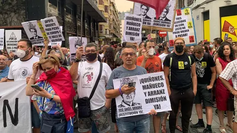 Más de un millar de personas exigen en el centro de León el 'Nivel 3' y las dimisiones de Mañueco y Suárez-Quiñones