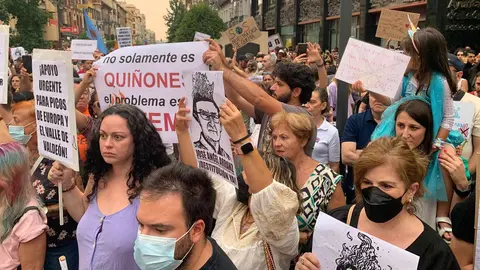 Más de un millar de personas exigen en el centro de León el 'Nivel 3' y las dimisiones de Mañueco y Suárez-Quiñones