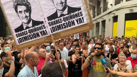 Más de un millar de personas exigen en el centro de León el 'Nivel 3' y las dimisiones de Mañueco y Suárez-Quiñones
