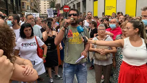 Más de un millar de personas exigen en el centro de León el 'Nivel 3' y las dimisiones de Mañueco y Suárez-Quiñones