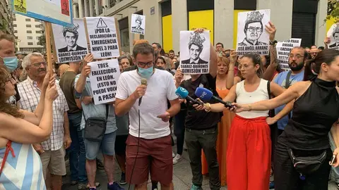 Más de un millar de personas exigen en el centro de León el 'Nivel 3' y las dimisiones de Mañueco y Suárez-Quiñones