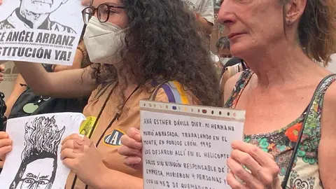 Más de un millar de personas exigen en el centro de León el 'Nivel 3' y las dimisiones de Mañueco y Suárez-Quiñones