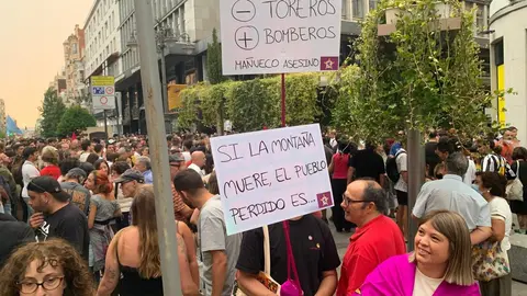 Más de un millar de personas exigen en el centro de León el 'Nivel 3' y las dimisiones de Mañueco y Suárez-Quiñones
