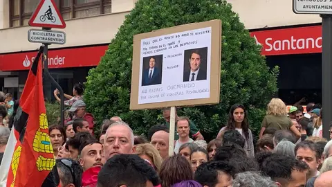 Más de un millar de personas exigen en el centro de León el 'Nivel 3' y las dimisiones de Mañueco y Suárez-Quiñones