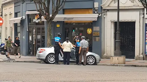 León capital se convierte en un gran plató de cine para la grabación de la nueva serie sobre el crimen de la presidenta de la Diputación. La productora Zeta rueda en la capital una miniserie sobre el asesinato de la expresidenta de la Diputación.