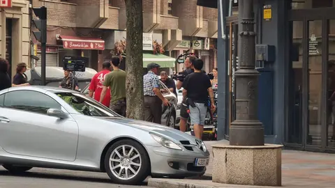 León capital se convierte en un gran plató de cine para la grabación de la nueva serie sobre el crimen de la presidenta de la Diputación. La productora Zeta rueda en la capital una miniserie sobre el asesinato de la expresidenta de la Diputación.