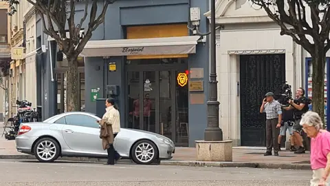 León capital se convierte en un gran plató de cine para la grabación de la nueva serie sobre el crimen de la presidenta de la Diputación. La productora Zeta rueda en la capital una miniserie sobre el asesinato de la expresidenta de la Diputación.