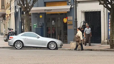 León capital se convierte en un gran plató de cine para la grabación de la nueva serie sobre el crimen de la presidenta de la Diputación. La productora Zeta rueda en la capital una miniserie sobre el asesinato de la expresidenta de la Diputación.