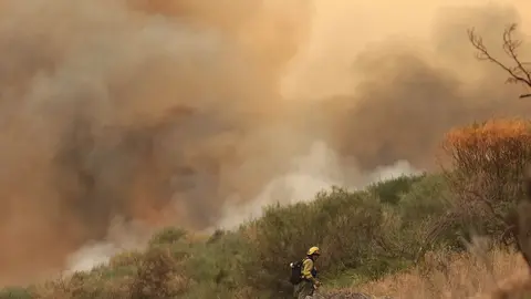 El incendio de Fasgar amenaza a las poblaciones de Vegapujín, Barrio de la Puente y Posada de Omaña. Foto: Peio García.