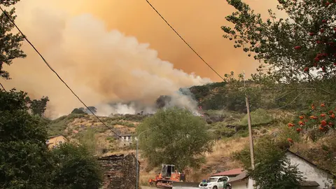 El incendio de Fasgar amenaza a las poblaciones de Vegapujín, Barrio de la Puente y Posada de Omaña. Foto: Peio García.