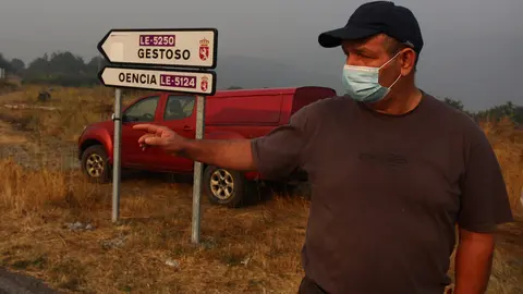 Dispositivo de la UME desplazado al incendio que afecta a los municipios de Oencia y Corullón. Foto: César Hornija.