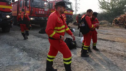 Dispositivo de la UME desplazado al incendio que afecta a los municipios de Oencia y Corullón. Foto: César Hornija.