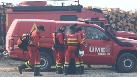 Dispositivo de la UME desplazado al incendio que afecta a los municipios de Oencia y Corullón. Foto: César Hornija.