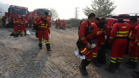 Dispositivo de la UME desplazado al incendio que afecta a los municipios de Oencia y Corullón. Foto: César Hornija.