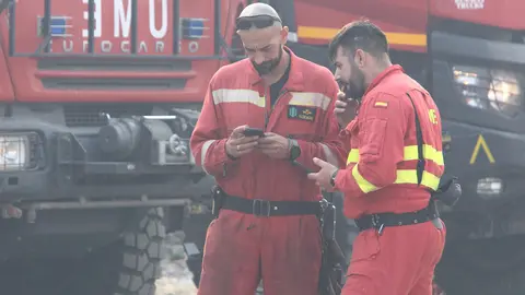 Dispositivo de la UME desplazado al incendio que afecta a los municipios de Oencia y Corullón. Foto: César Hornija.