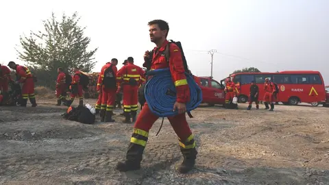 Dispositivo de la UME desplazado al incendio que afecta a los municipios de Oencia y Corullón. Foto: César Hornija.
