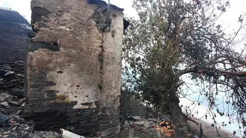 El pueblo de Lusio (León), arrasado por el fuego. Foto: César Hornija.