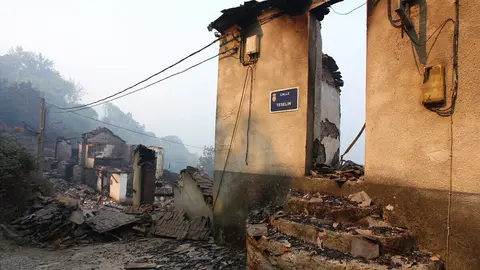 El pueblo de Lusio (León), arrasado por el fuego. Foto: César Hornija.