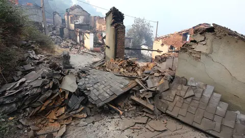 El pueblo de Lusio (León), arrasado por el fuego. Foto: César Hornija.