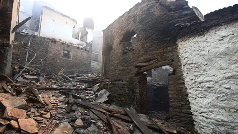 El pueblo de Lusio (León), arrasado por el fuego. Foto: César Hornija.