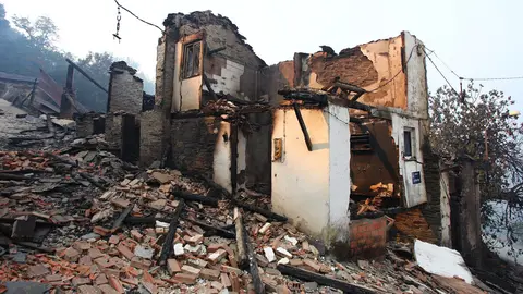 El pueblo de Lusio (León), arrasado por el fuego. Foto: César Hornija.