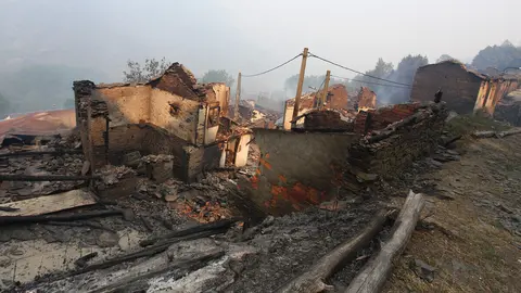 El pueblo de Lusio (León), arrasado por el fuego. Foto: César Hornija.