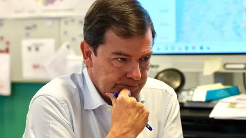 El presidente de la Junta de Castilla y León, Alfonso Fernández Mañueco, acude al Centro Autonómico de Mando. Foto: Miriam Chacón.