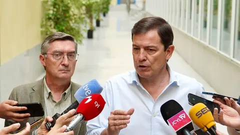 El presidente de la Junta de Castilla y León, Alfonso Fernández Mañueco, acude al Centro Autonómico de Mando. Foto: Miriam Chacón.