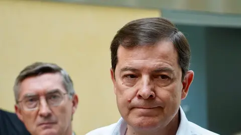 El presidente de la Junta de Castilla y León, Alfonso Fernández Mañueco, acude al Centro Autonómico de Mando. Foto: Miriam Chacón.