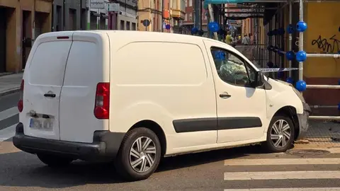 Un aparatoso accidente en la calle 24 de abril de León ha tenido lugar a primera hora de este martes cuando un turismo terminó incrustado en el andamiaje colocado en la fachada de un inmueble en obras. Foto: Carlos Calvo