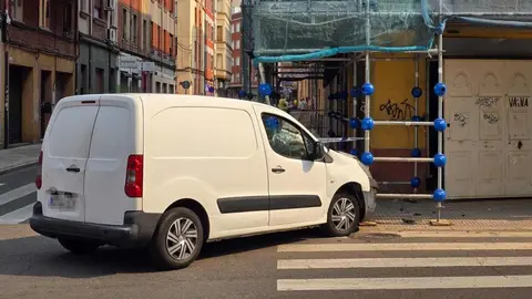 Un aparatoso accidente en la calle 24 de abril de León ha tenido lugar a primera hora de este martes cuando un turismo terminó incrustado en el andamiaje colocado en la fachada de un inmueble en obras. Foto: Carlos Calvo
