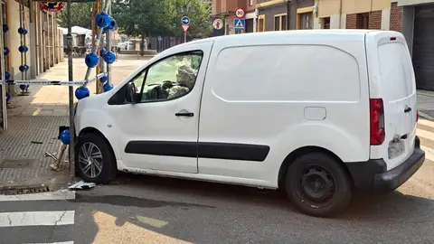 Un aparatoso accidente en la calle 24 de abril de León ha tenido lugar a primera hora de este martes cuando un turismo terminó incrustado en el andamiaje colocado en la fachada de un inmueble en obras. Foto: Carlos Calvo
