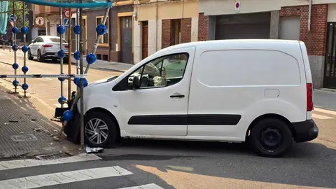 Un aparatoso accidente en la calle 24 de abril de León ha tenido lugar a primera hora de este martes cuando un turismo terminó incrustado en el andamiaje colocado en la fachada de un inmueble en obras. Foto: Carlos Calvo