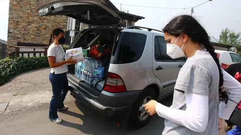 Un colectivo formado por más de una quincena de personas procedentes del Mercado de Abastos de Ponferrada, han decidido desplazarse a Oencia en un total de siete coches para “repartir agua, medicamentos y comida”. Foto: César Hornija.