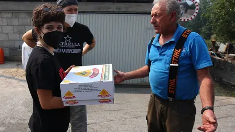 Un colectivo formado por más de una quincena de personas procedentes del Mercado de Abastos de Ponferrada, han decidido desplazarse a Oencia en un total de siete coches para “repartir agua, medicamentos y comida”. Foto: César Hornija.