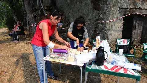 Vecinas y vecinos de Oencia (León), colaboran para el abastecimiento de víveres del personal contraincendios. Foto: César Hornija.