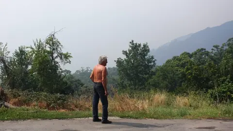 Vecinas y vecinos de Oencia (León), colaboran para el abastecimiento de víveres del personal contraincendios. Foto: César Hornija.