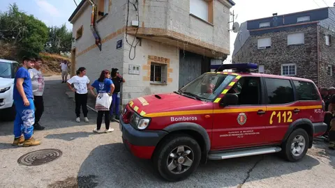 Bomberos de Valladolid, Soria y Francia, y efectivos de la UME en Oencia. Foto: César Hornija.