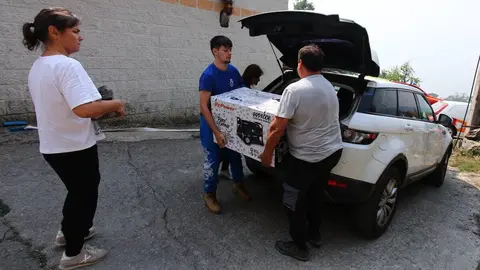 Vecinas y vecinos de Oencia (León), colaboran para el abastecimiento de víveres del personal contraincendios. Foto: César Hornija.