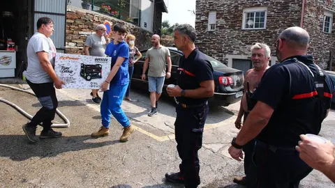 Vecinas y vecinos de Oencia (León), colaboran para el abastecimiento de víveres del personal contraincendios. Foto: César Hornija.