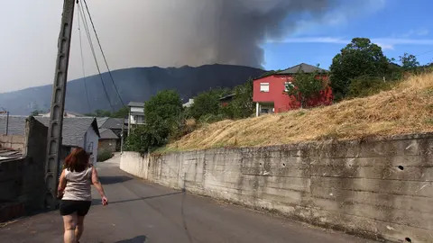 Incendio en el municipio de Oencia. Foto: César Hornija.