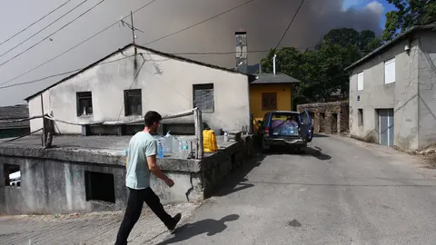 Incendio en el municipio de Oencia. Foto: César Hornija.