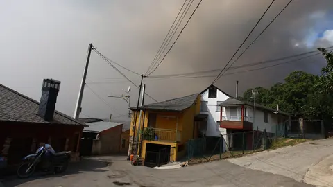 Incendio en el municipio de Oencia. Foto: César Hornija.