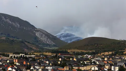 El incendio de Anllares del Sil afecta al Valle de Fornela. Fotos: César Hornija.