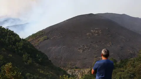 El incendio de Anllares del Sil afecta al Valle de Fornela. Fotos: César Hornija.